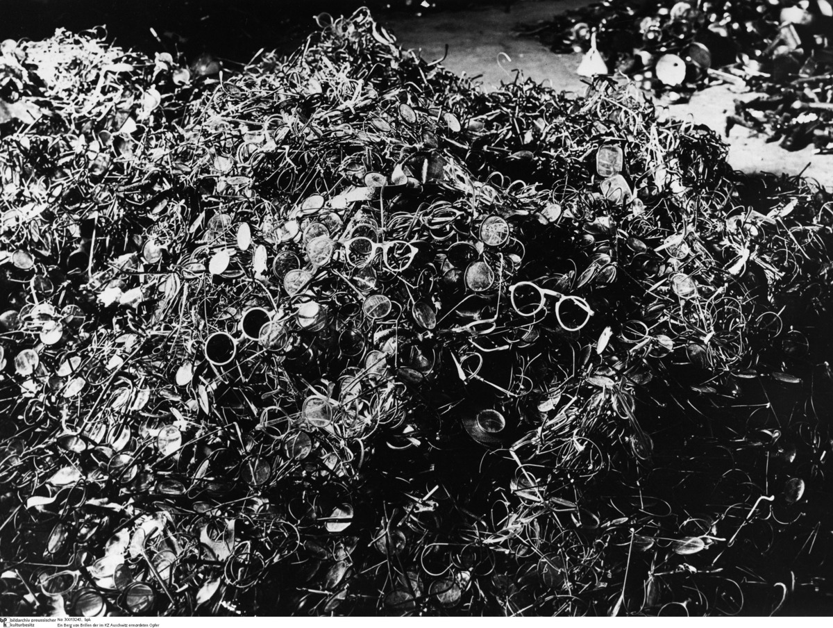 Ein Berg von Brillen der im KZ Auschwitz ermordeten Opfer